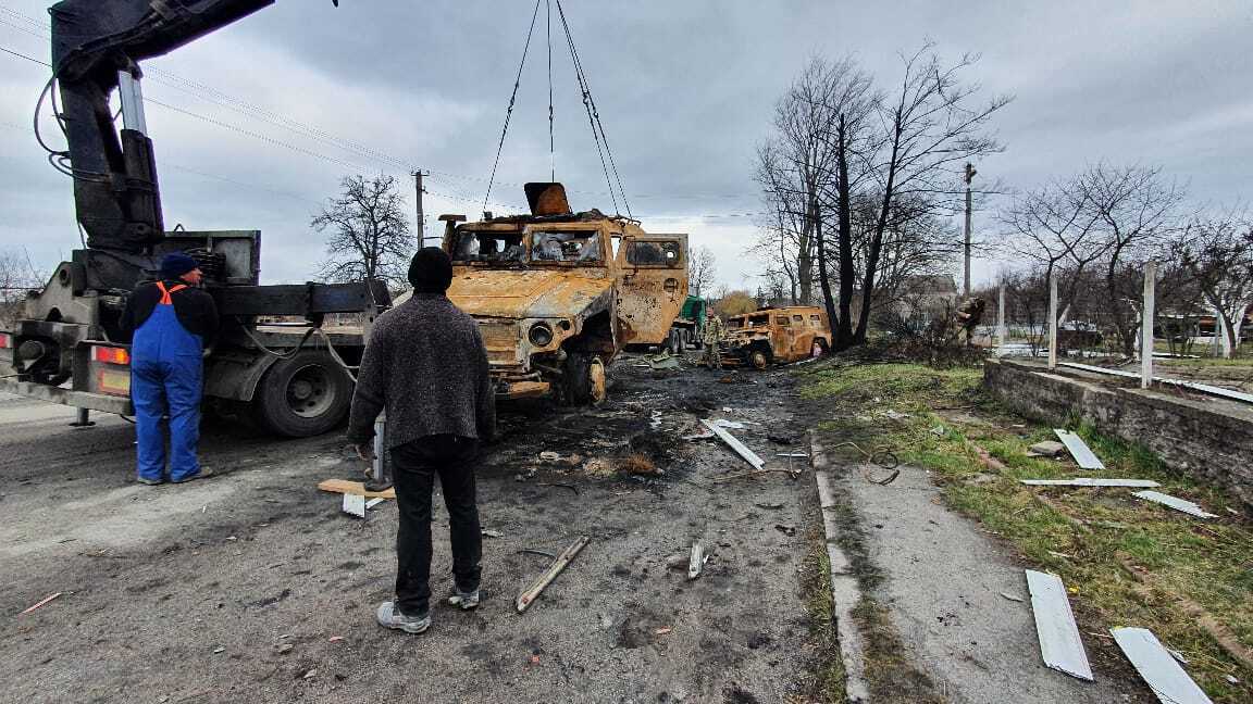 Розбиту техніку вантажили на тягачі з логотипом ''Фундамент''