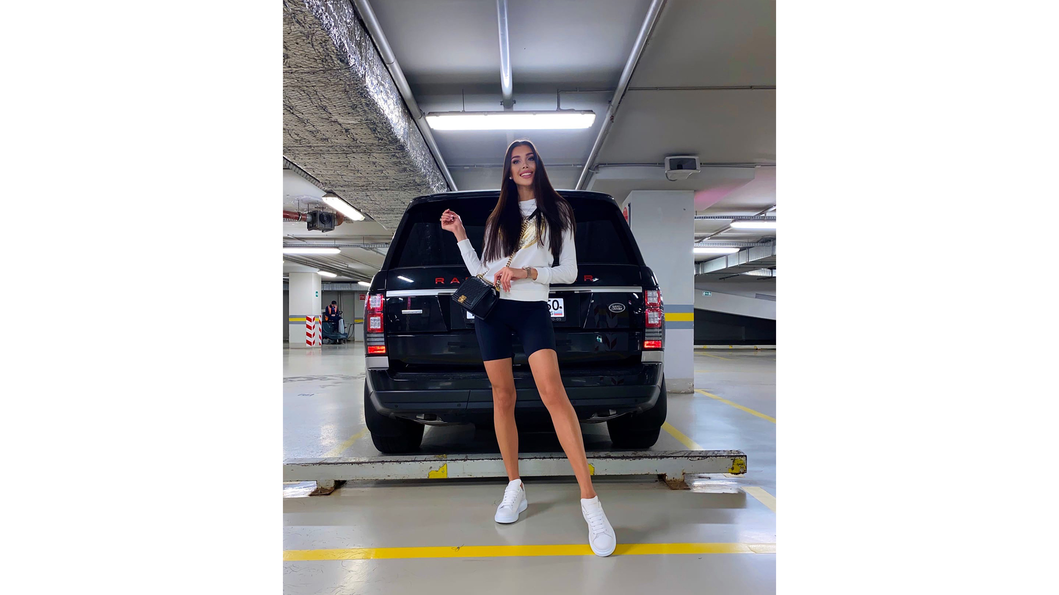 Валерия у автомобиля Range Rover. Фото VK / lebakina
