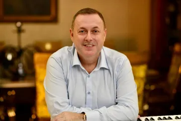 ​Ігор Мізрах – шлях від талановитого педагога до відомого політичного діяча та неперевершеного співака, що увійде в музичну історію України і не тільки…