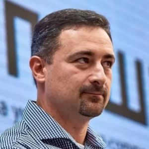 ​Самый богатый почтальон страны сбежал с Украины!!!