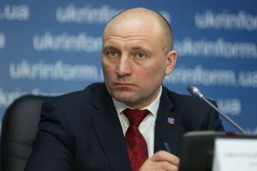 ​Мер Черкас Анатолій Бондаренко пересів на люксовий Lexus кума, фірма якого продала місту плитку з націнкою. У власності ж самого голови лише ЗАЗ і ВАЗ