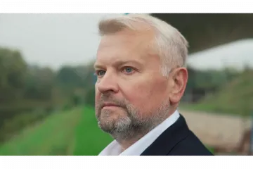 ​Депутат Сергей Левченко остановился на полминуты, чтобы наорать на испуганного малыша с ободранной спинкой, и тут же сбежать…