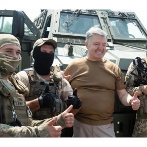 ​Вже на фронті: Порошенко на Донеччині передав італійські бронемашини десантникам 79-ї бригади