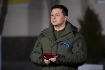 ​Володимир Зеленський зустрівся із захисниками в Маріуполі: Війна триває вісім років, і Україна стала у стільки ж разів міцнішою