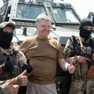 ​Техніка для десятка бригад: стало відомо, що Порошенко привіз на фронт і що ще привезе