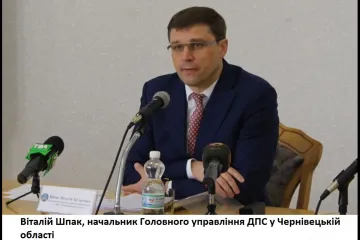 ​До Всесвітнього дня вишиванки буковинські податківці під керівництвом Віталія Шпака організували фотовиставку вишиваних рушників