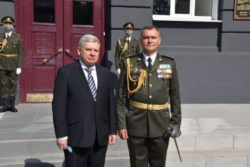 ​«Хто прагне вищої посади – повинен мати відповідну освіту» – Міністр оборони Андрій Таран під час випуску слухачів Національного університету оборони України