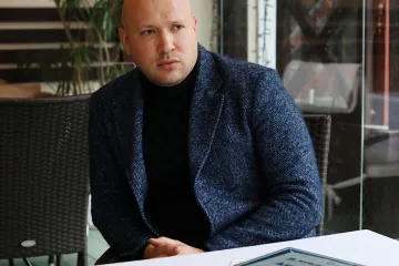 ​САУТЕНКОВ ВОРУЕТ И ЛЮБИТ РУССКИЙ МИР