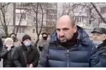 ​«Это частная территория и мне все равно на ваше мнение»: экс-нардеп от партии Порошенко Борислав Розенблат, которого НАБУ обвиняло в коррупции, решил застроить территорию между домами в Житомире, игнорируя протесты местных жителей