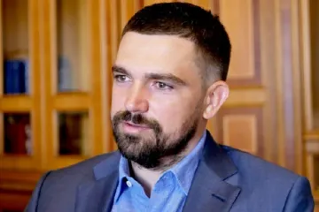 ​Заместитель главы ОП Сергей Трофимов после трех месяцев работы на госслужбе купил Мерседес за 3 миллиона и оформил его на мать