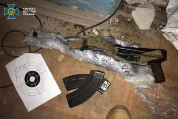 ​СБУ виявила у центрі Києва схованку зі зброєю, боєприпасами та вибухівкою у будівлі президії Національної академії аграрних наук (відео)